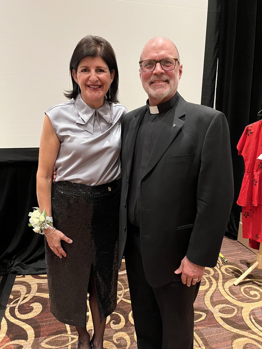 Thrilled to be at the @OCSOACathEdu Conference where @nottenloretta former director of @WaterlooCDSB received the well deserved B.E Nelligan Award of Merit. Congratulations!
#NPSCFaith