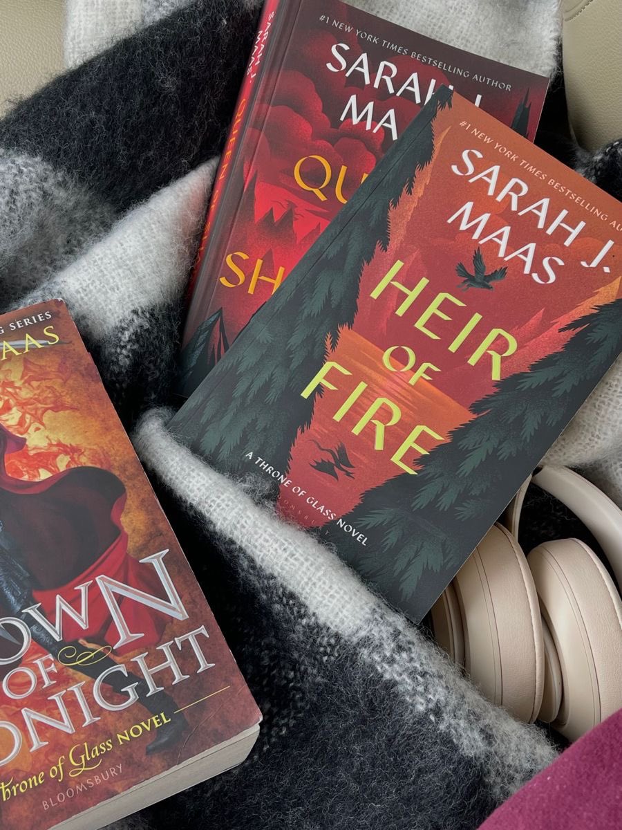 Finally starting Heir of Fire 🔥 
——————-
There are so many new characters already just in the first few chapters alone #heiroffire #throneofglass 
📸 Pinterest