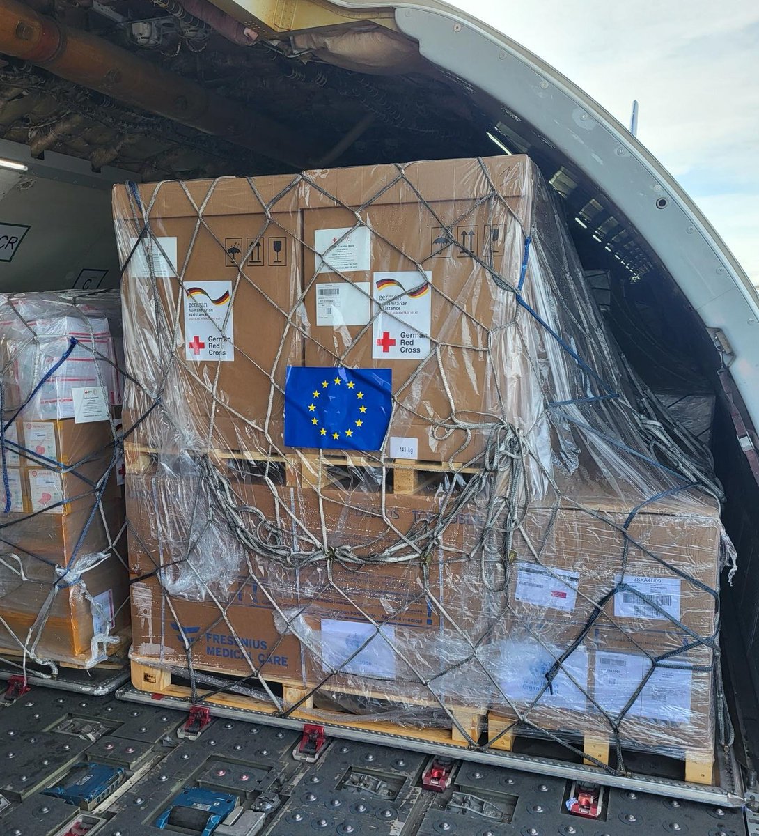 An EU humanitarian air bridge flight carrying 42 tonnes of aid has reached 🇪🇬, delivering vital health, logistics, shelter, and hygiene items for #Palestinians. This is the 48th air shipment, underscoring 🇪🇺's dedication to facilitate the delivery of critical aid to #Gaza.