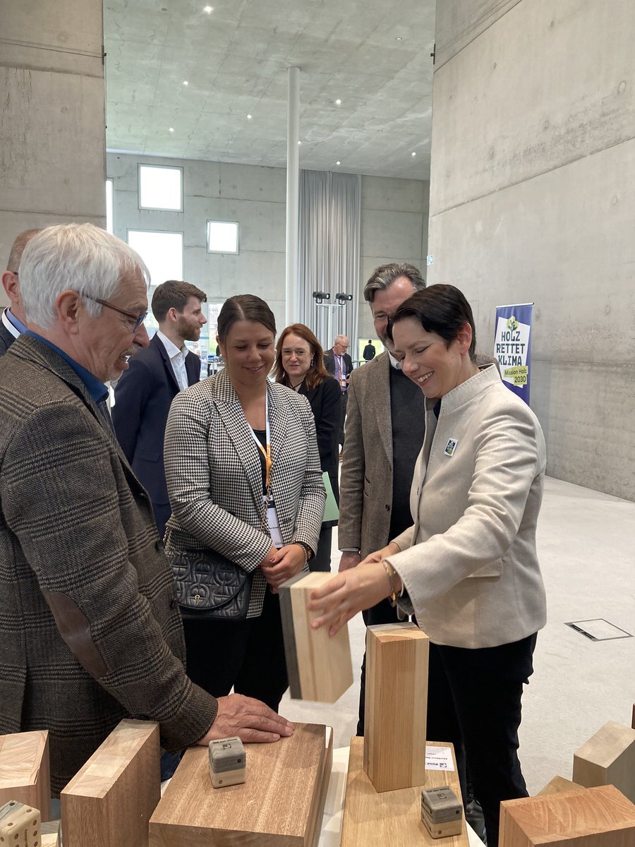 🪵🪟 Das Bauen mit #Holz ist einfach, langlebig und umweltfreundlich. Davon konnte sich Ministerin Silke Gorißen heute beim 14. ProHolzfenster-Kongress ein Bild machen. Im #Fensterbau ist der Rohstoff Holz Teil einer langen Handwerkstradition.