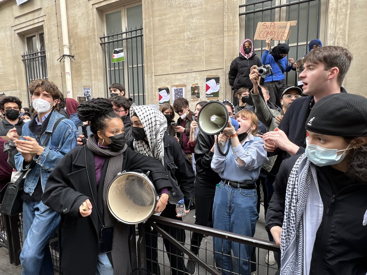 Je suis allé soutenir les étudiantes et étudiants de @sciencespo à Paris qui se mobilisent actuellement pour le respect du droit international à Gaza, et donc pour l’arrêt du génocide en cours. Ils souhaitent aussi que leur école soit un lieu de discussion ouvert sur la question