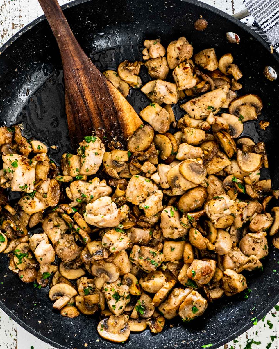 Mushroom Chicken Bites 😋😋

Recipe by #ChefSane 🧑‍🍳

Full #recipe on our food blog 👉 chefsane.com/mushroom-chick… 👈 

#foodphotography #foodblogger #recipeshare #TastyTreat #FoodieFaves #DelishDish #EpicEats #NomNom #YumYum #FoodGoals