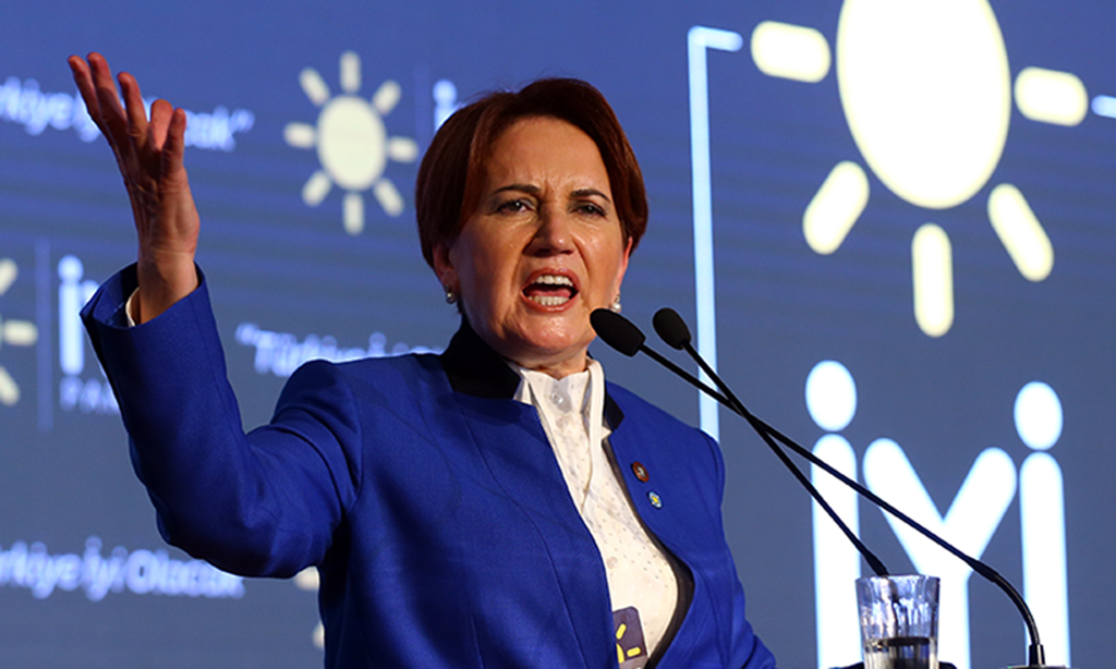 TÜRK SİYASİ TARİHİNDEN MERAL AKŞENER GEÇTİ! 1994: DYP Kocaeli Belediye Başkan Adayı 1995: DYP Kadın Kolları Genel Başkanı 1995: DYP Kocaeli Milletvekili 1996: Türkiye'nin İlk Kadın İçişleri Bakanı ----------------- 2001: Erdemliler Hareketi Katılımcısı ----------------- 2004: