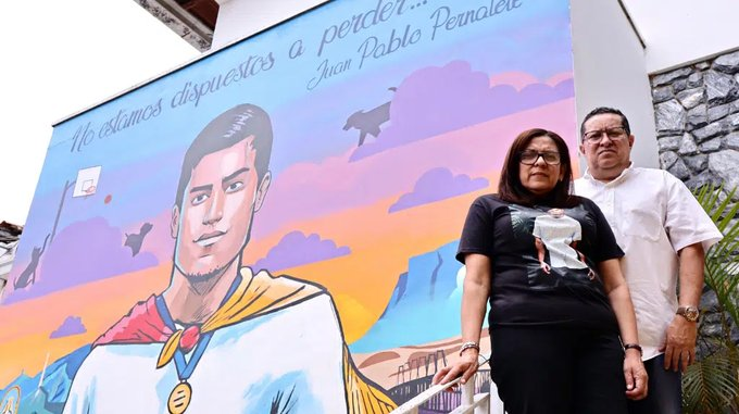 ReporteYa's tweet photo. #26Abr #Venezuela #Protestas2017  
“Aquí hay unos padres que siguen buscando justicia. Los venezolanos necesitamos justicia para poder tener paz, no se puede negociar”

Los padres de Juan Pablo Pernalete mantienen la esperanza de encontrar justicia, a pesar de 7 años de su asesinato en impunidad y retardo procesal - @_Provea
