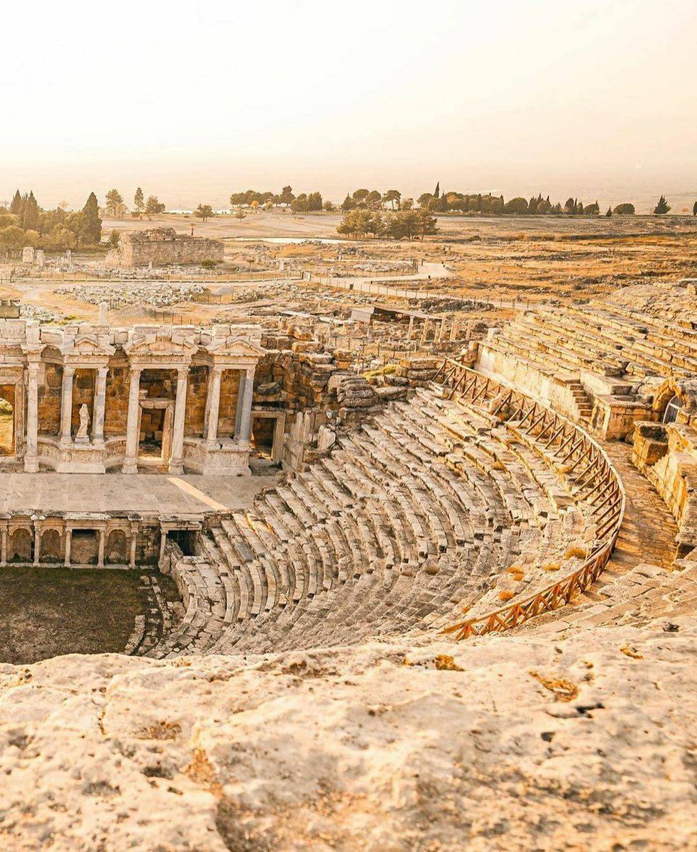 Fotoğrafçı Hasan Akbaş'ın kadrajından 'Hierapolis Antik Kenti Tiyatrosu'. 🏛️Denizli