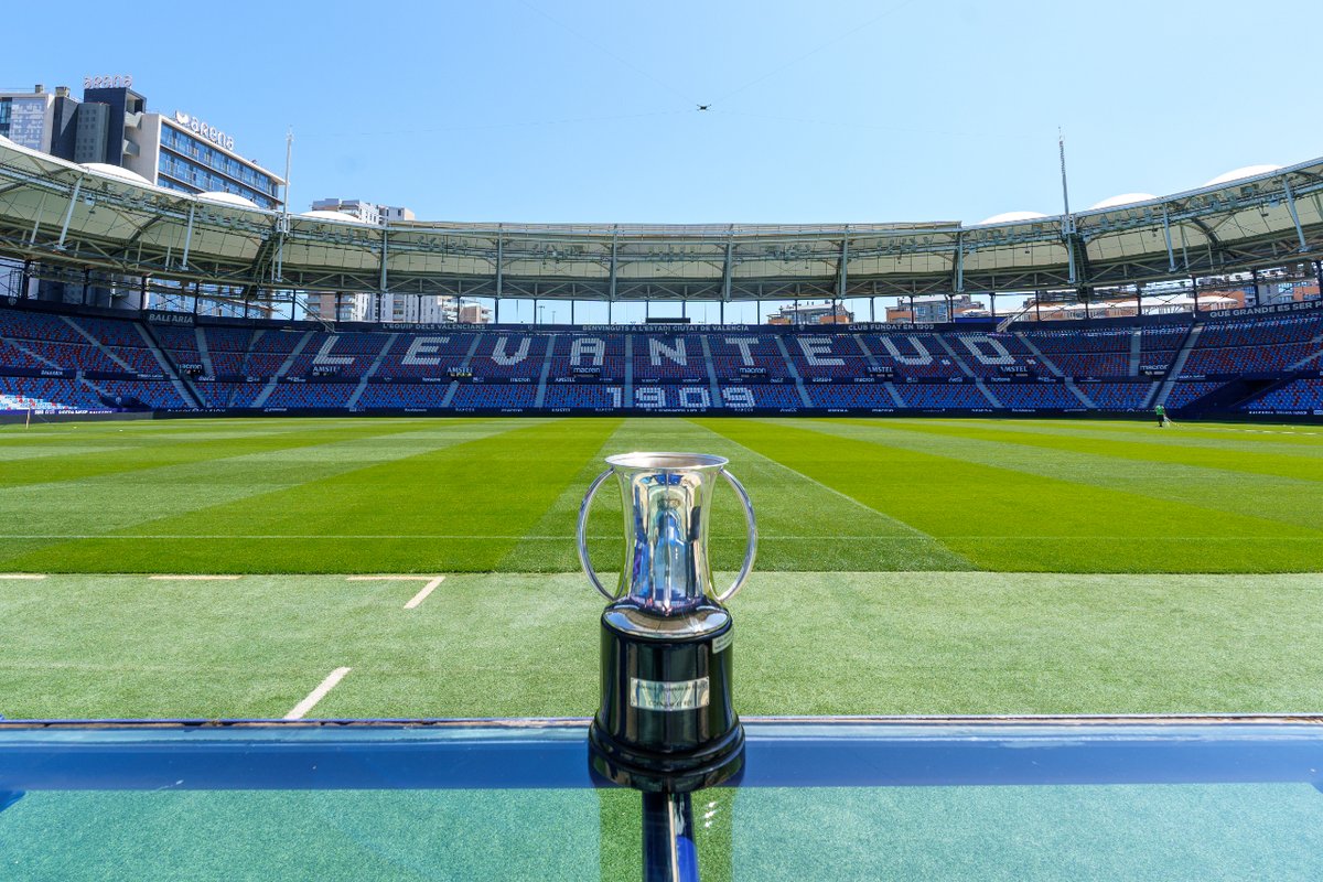 ¿Quién levantará este trofeo?  @VRAC ⚔️ @RugbyAparejos  🗓️ 04/05/2024 (21:00 Horas)  Adquiere tus entradas: copareyrugby.es #CopaRugby24 | #LoQueNosUne