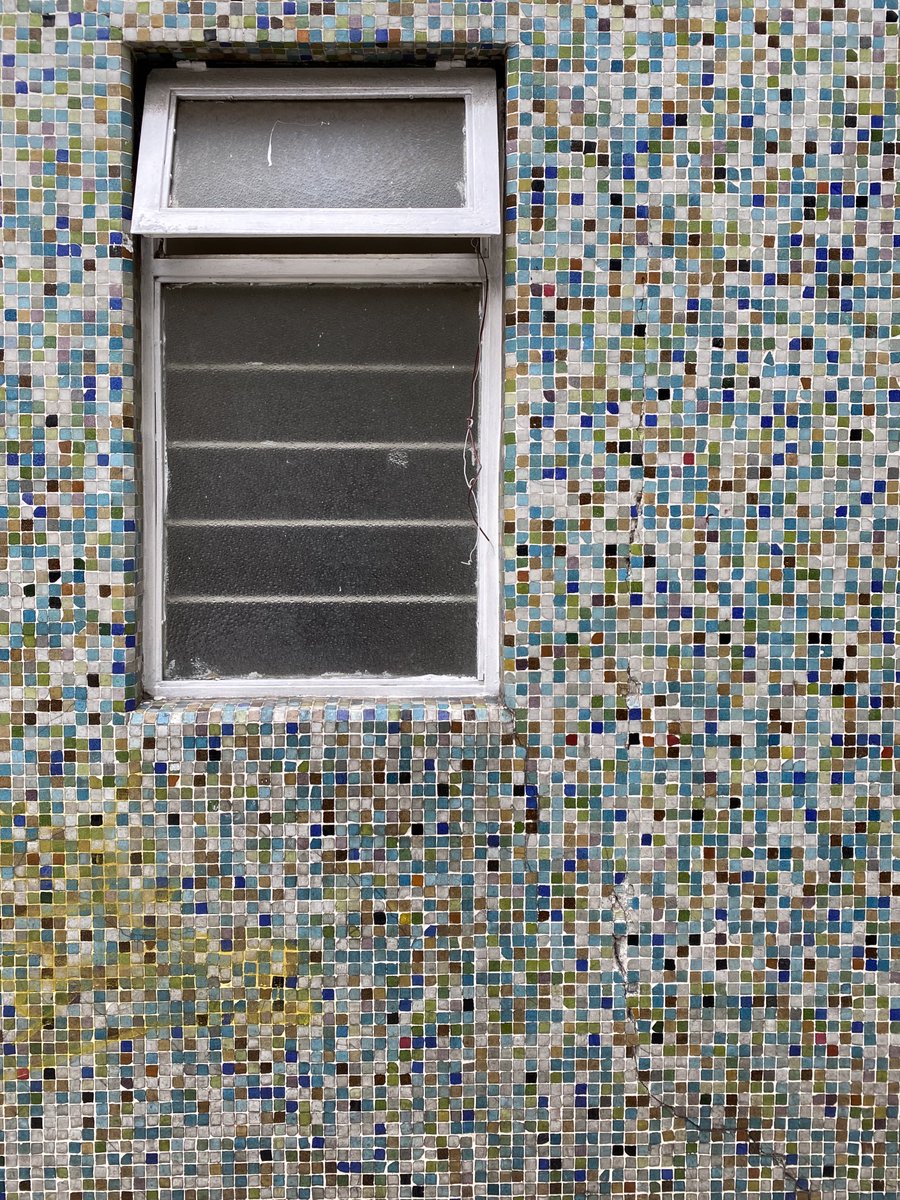 Muro de mosaico veneciano en la colonia Obrero Popular en la #CDMX