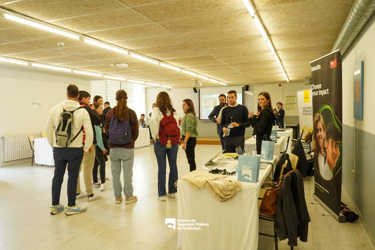 <a href="/FiguerasAnna/">anna figueras 🎗</a> <a href="/GrauSeguretat/">Grau en Seguretat</a> <a href="/SIPRIorg/">SIPRI</a> <a href="/interiorcat/">Interior i Seguretat Pública</a> <a href="/mossos/">Mossos</a> <a href="/bomberscat/">Bombers</a> <a href="/emergenciescat/">Protecció civil</a> <a href="/agentsruralscat/">Agents Rurals</a> <a href="/selvaorejon/">Selva Orejon</a> @onBRANDING <a href="/andubaysec/">Andubay - Grow in Security</a> Els nostres estudiants i exalumnes del <a href="/GrauSeguretat/">Grau en Seguretat</a> han conegut les sortides professionals dels estudis, i alhora han interactuat directament amb els ocupadors 👏