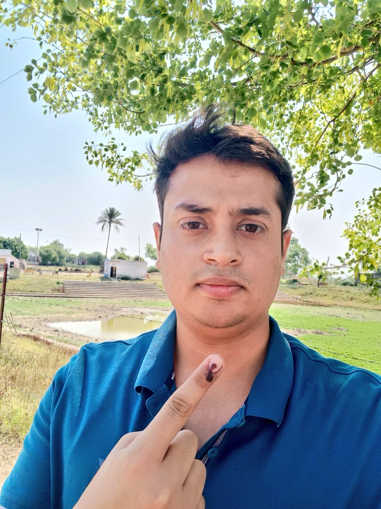 मेरा वोट मजबूत लोकतंत्र के लिए भारत के बेहतर भविष्य के लिए मेरा वोट जाती-धर्म की राजनीति के खिलाफ़, नफ़रत के खिलाफ़ जय हिन्द आज गौतम बुद्ध नगर(नोएडा) लोकसभा में अपने गांव में