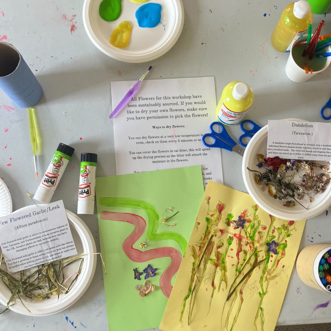 Looking for something to do this weekend? Pop along to our dried flower collage workshop running on Saturday and Sunday! 

No booking required, on from 1pm-3pm and free!

#glasgowdayout #glasgow #provanhall #spring #daysoutwithkids #glasgowmuseum #familyfriendly