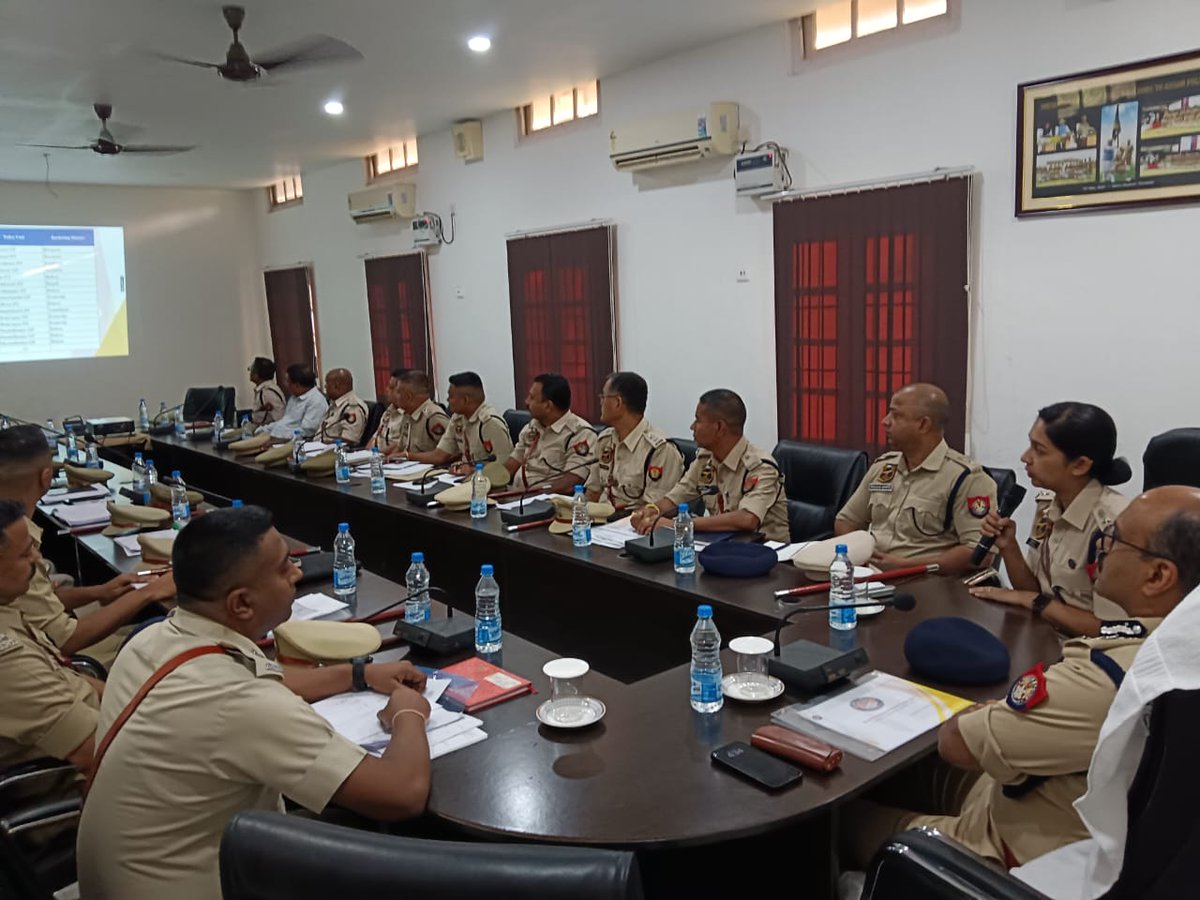 Today, a parliamentary election preparedness review meeting is chaired by Hon'ble DGP sir Assam with all GO's and OC's of Nalbari DEF at SP office,Nalbari. @assampolice @DGPAssamPolice @gpsinghips