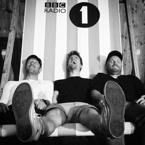 🎙️| Greg James apresentará a série de podcast com oito episódios intitulado 'The Genius of Coldplay?' da @BBCR1! Quatro episódios de 15 minutos serão lançados no dia 17 de maio e os outros quatro serão lançados no dia 24 de maio. 🤩