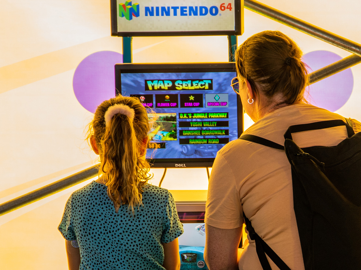 WalibiHolland's tweet photo. Ontdek de nieuwe Logi PLAY Zone! 🎮 Hier vind je de nieuwste simulators, iconische klassiekers op de verschillende arcadekasten en kun je te gekke prijzen winnen! Kijk voor meer informatie en tickets op https://t.co/tN9iHccstG #walibiholland #walibiplay #gaming #logitech https://t.co/zI8XhImTii