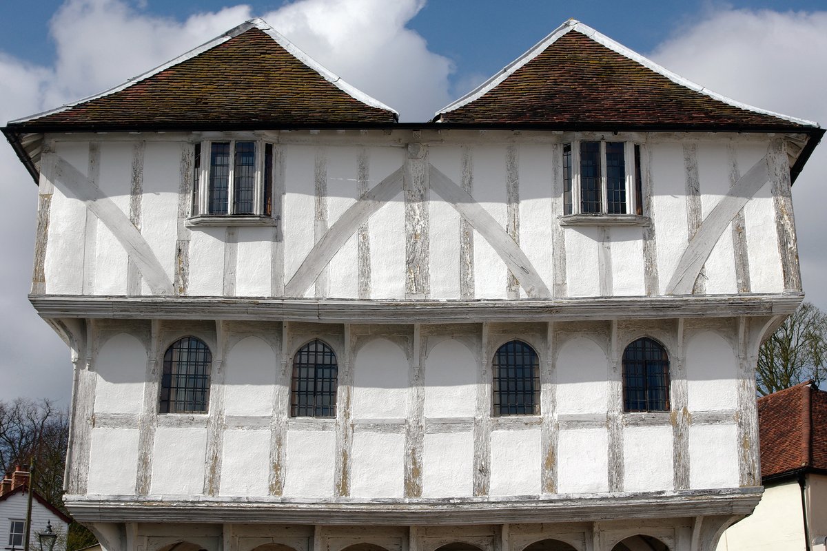 The Guildhall at Thaxted is so wonderfully jettied, it’s almost like an upside-down wedding cake! This Grade I listed building is timber-framed and plastered with an exposed frame. The double range hipped roof only adds to the striking symmetry. 📷Schoenbilder