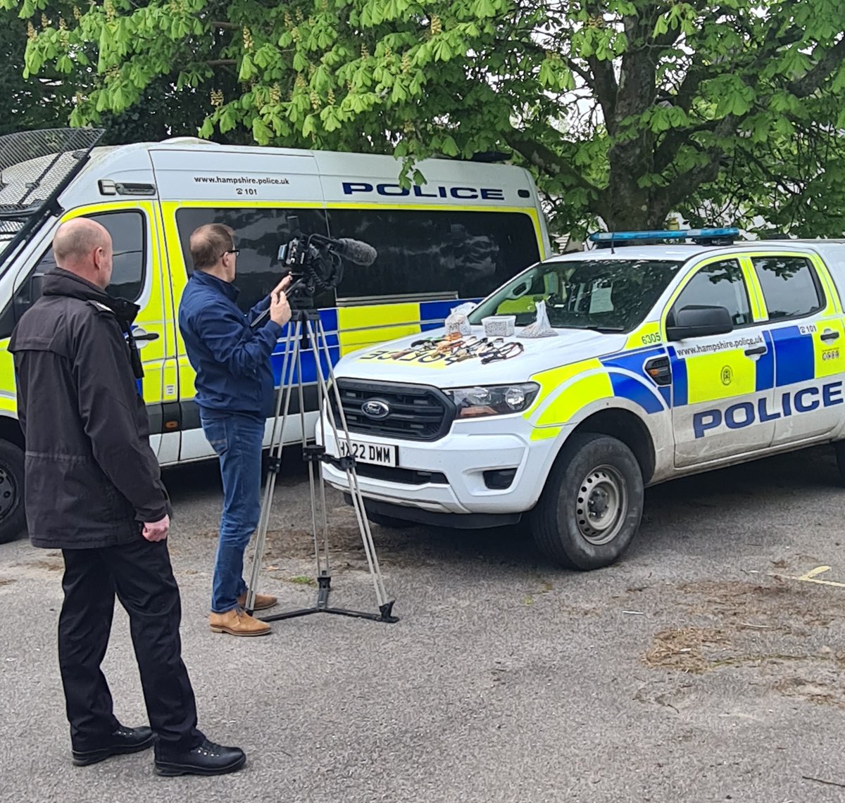 Country Watch Sgt Stu Ross recently met with ITV Meridian to discuss wildlife crime, following recent incidents of swans being killed and injured with catapults in #Hampshire Tune in at 6pm tonight to watch, and check out the web article>>> orlo.uk/HPw0U #HantsRural