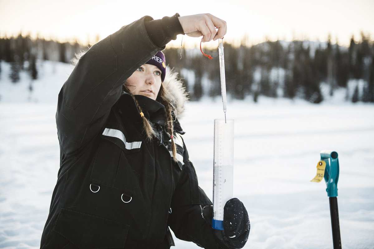 #Laurier PhD student @AliciaPouw21 measures snow samples to determine how the snow is affecting ice growth on the lake below. Watch how her @ReSEC_WLU team is studying unpredictable snow and lake ice conditions in the #NWT: ow.ly/3ln750Qgoef #InspiredResearch