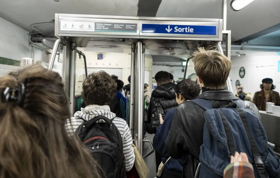 « Sale blanc ! » : un militant LFI accusé de violence et de racisme. Il aurait agressé un homme dans le métro à Créteil (94) ayant fait part de son soutien à Bardella après avoir refusé un tract ; une plainte déposée
 fdesouche.com/2024/04/26/sal…