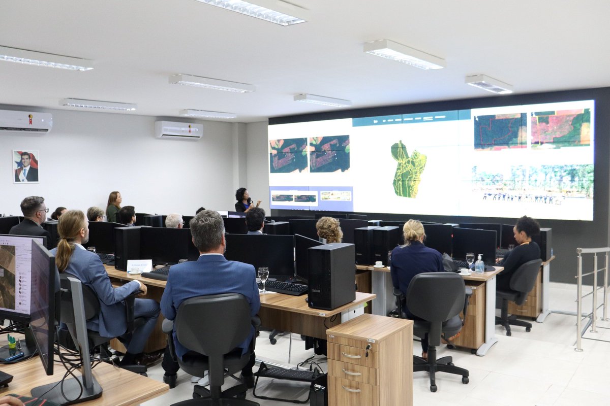 With support from KfW, the monitoring centre in Belem coordinates forest protection in the Brazilian state of Pará 🇧🇷. The objective: Saving at least 2000 sq km per year from deforestation. Thanks to State Secretary @JochenFlasbarth for his visit! @semaspara @BMZ_Bund