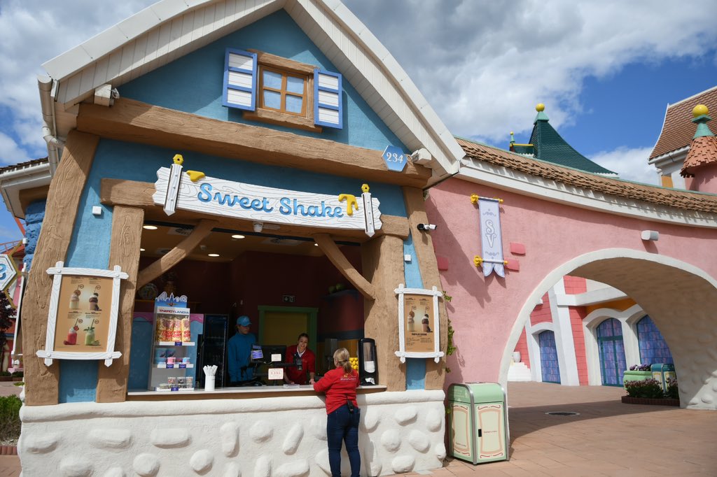 ThemeParksEU's tweet photo. @EnergylandiaO So many delicious treats! The new Sweet Valley is simply packed with food and drinks stalls, we were especially impressed with the Oreo Milkshakes! 🍭 https://t.co/3zNYHr5HO1