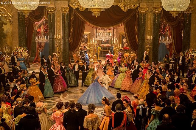 舞踏会🏰のシーンには約450人のエキストラが参加し様々な世紀の様々な要素を意図的に混在させ、全体が色彩に溢れ豪華で行き過ぎなくらいの感じを目指したそう。中国・日本・インド・アフリカ・ロシアのお姫様たちの衣装👗も作り上げたそうです😆 #金曜ロードショー #シンデレラ