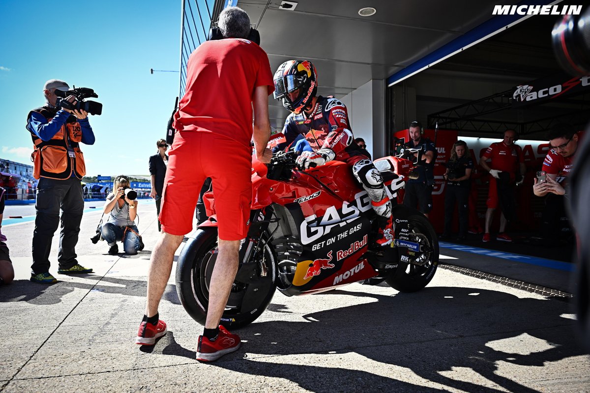 The #SpanishGP Practice is underway 

60 min to try to enter into the Top10 and continue working on the bike setup and the #MICHELINPower tires 

#MichelinMotoGP #OfficialGripSupplier