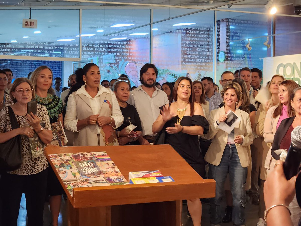 🕊️”Somos mujeres constructoras de Paz!” 🇨🇴 En #Medellin celebramos la Chava ganadora del prestigioso Premio Nansen para las Americas + inauguramos exposición del maestro Fredy Sánchez 👨🏼‍🎨 💫Una noche mágica, con lideresas comunitarias, arte, instituciones y muchos aliados! 🇺🇳