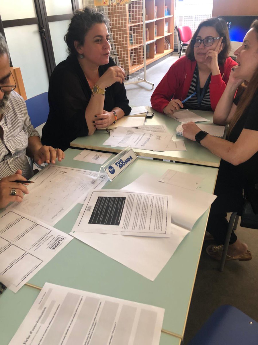 [Stage #EMI #ZPO🇱🇧] 

> Classe investigation
> #IA
> Biais cognitifs et fake news
> Identité numérique
> #Ludification

Rencontre avec Joyce Hanna, #journaliste de l’<a href="/afpfr/">Agence France-Presse</a> 

🏫 #CPF #Beyrouth 
🗣️ Christophe Coindard , Christèle Dufour et @NGiudice3 .