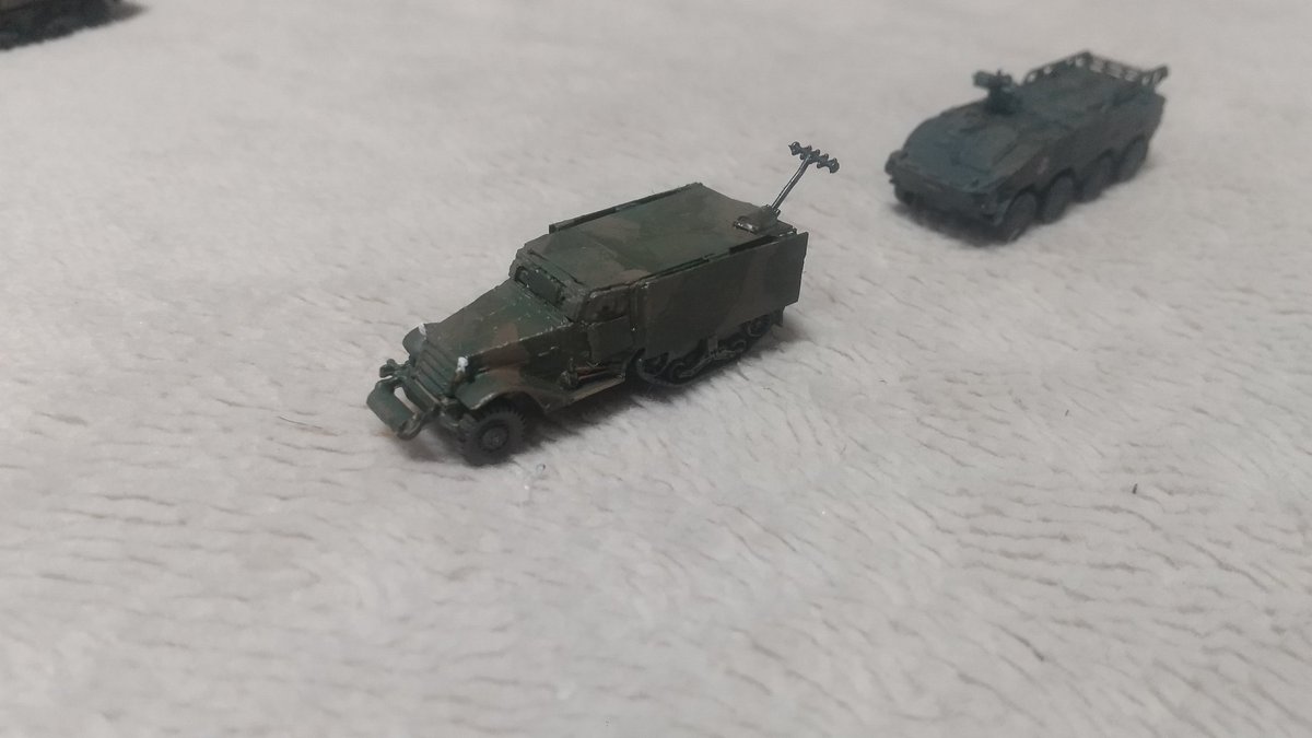 M3-ACpV(Armored Commandpost Vehicle=装甲化された移動司令部)
キャビンはシュルツェンで、ドアは磁力式追加装甲板って感じかな？