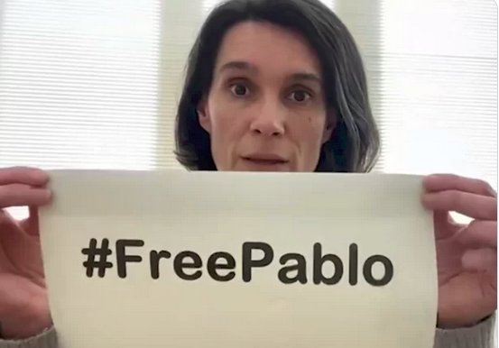 Hoy, el periodista vasco Pablo González cumple 790 días secuestrado en Polonia con la absoluta complicidad del gobierno,y el silencio de los medios en España. Se enfrenta a 10 años de prisión. No puede ver a sus hijos. Su pareja Ohiane nos pide mantener la presión social cada día