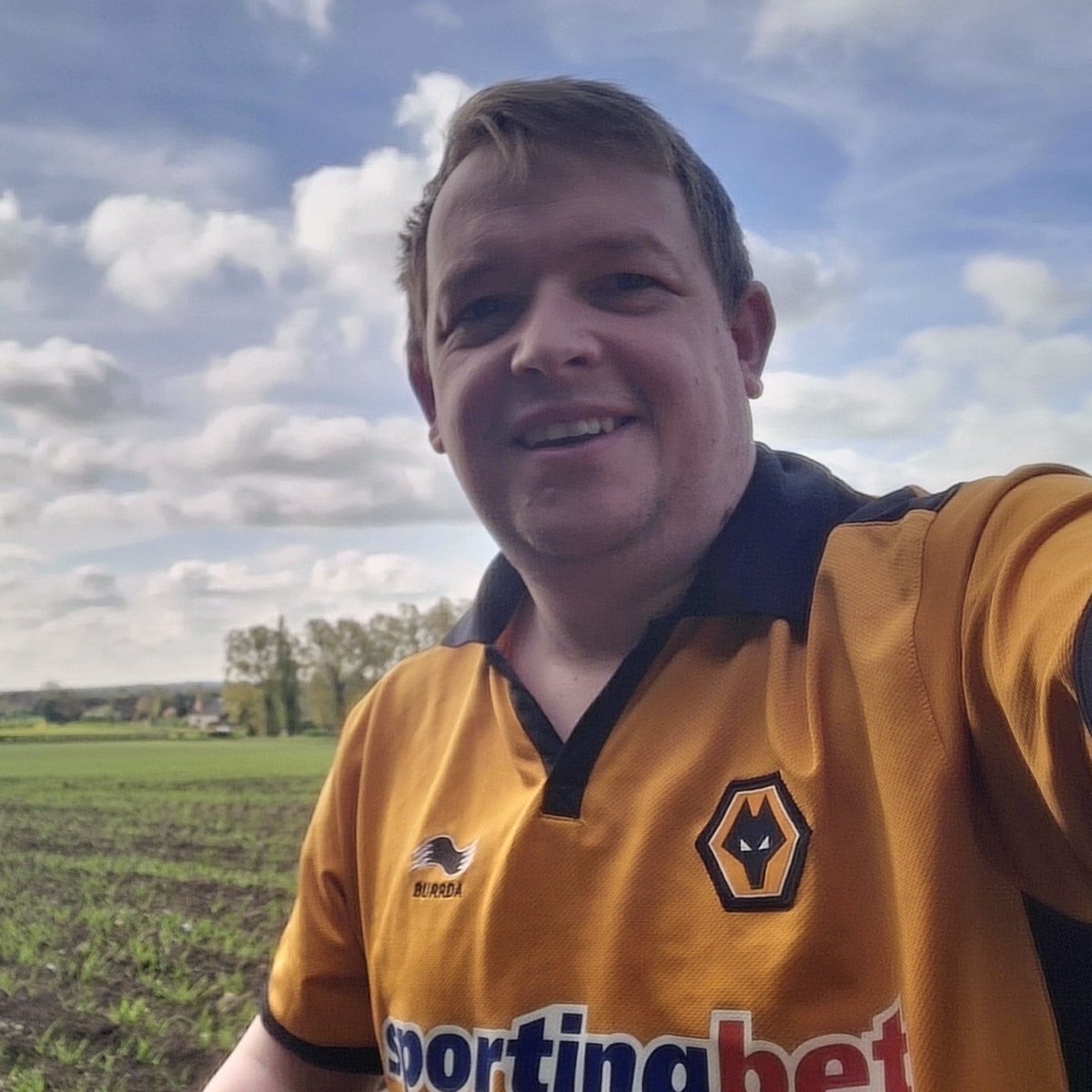 willynic's tweet image. Pulling on the 'old gold' for #FootballShirtFriday to support the great cause that is @CR_UK 

If you are of the footy persuasion and can donate a fiver, sign up here: cruk.ink/3Zc1Mjh

#beatcancer #wwfc #bobbymoorefund