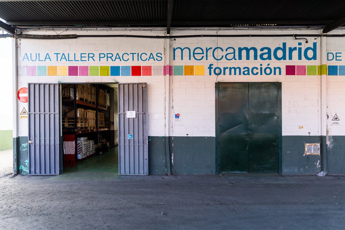 🆙Apuesta por tu futuro en #MercamadridFormacion 🗒️Inscríbete en el curso de manipulación de cargas con carretillas elevadoras 🗓️6 -20 de mayo ✅Obtén tu certificado profesional para transpaleta eléctrica, carretilla contrapesada, apilador y preparador de pedidos