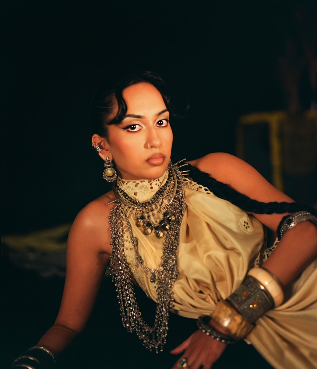 Leicester-born, London-based artist Shivani Day shares her debut single 'Rhetoric' via @FAMM; a trip-hop infused, Desi-inspired ode to diasporic identity - 

clashmusic.com/news/shivani-d…