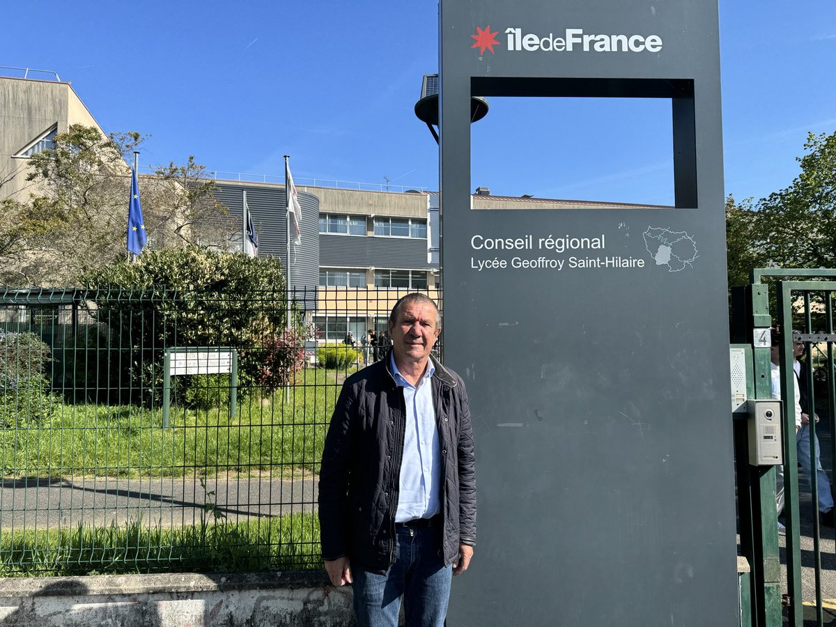 Je me suis rendu dans le lycée Geoffroy-Saint-Hilaire d’Étampes pour évoquer l’action de la région Île-de-France. Dans les lycées,chaque année avec ⁦⁦<a href="/vpecresse/">Valérie Pécresse</a>⁩ nous investissons 1 milliard d’euros pour la rénovation des lycée. ⁦<a href="/VincentJeanbrun/">Vincent Jeanbrun</a>⁩