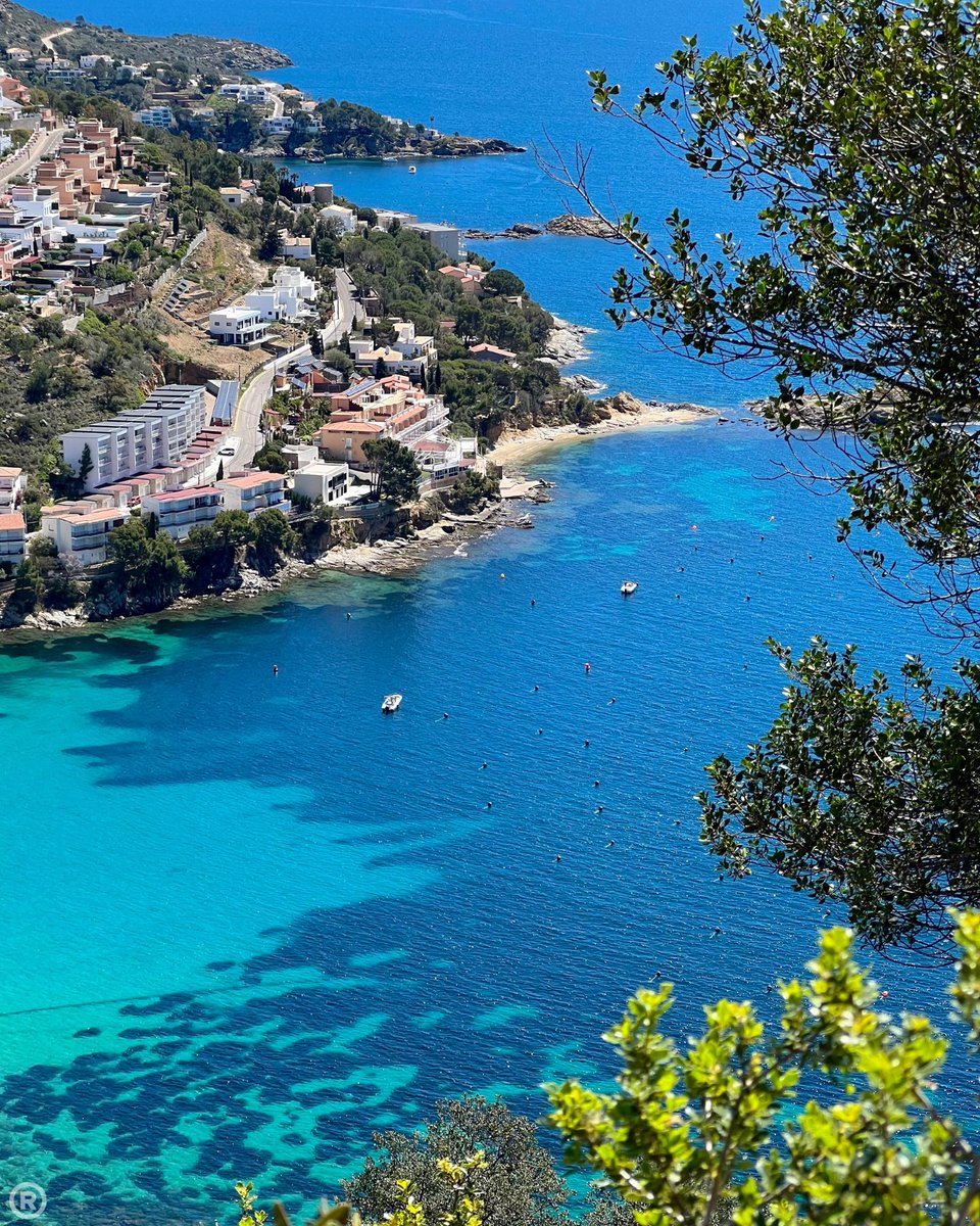 Bon cap de setmana! ☀️🌊 ¡Buen fin de semana! ☀️🌊 Bon week-end! ☀️🌊 Enjoy your weekend! ☀️🌊 Geniesse dein Wochenende! ☀️🌊 @costabrava @badiaderoses @catexperience @ajroses @aempordaturisme @redcostabrava @empordalovers