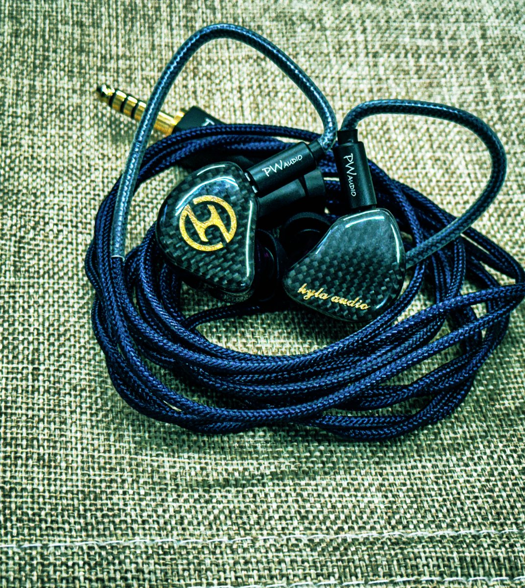 oriolus_audiomk's tweet photo. 前日に新情報を出さないようにしたかったのですが、HYLAから新作のトライブリッドイヤホンが滑り込んできたので持っていきます💦💦
ムーディな音色でワイドな奥行きが特徴的なしっぽり系イヤホン👍
#ヘッドホン祭 #ヘッドフォン祭 #hpfs #hyla https://t.co/HOlJUWa1o2