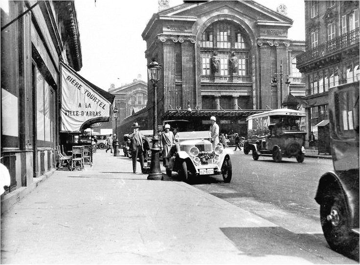Rue de Compiègne à côté de la gare du Nord. c.1930. Paris France SNCF