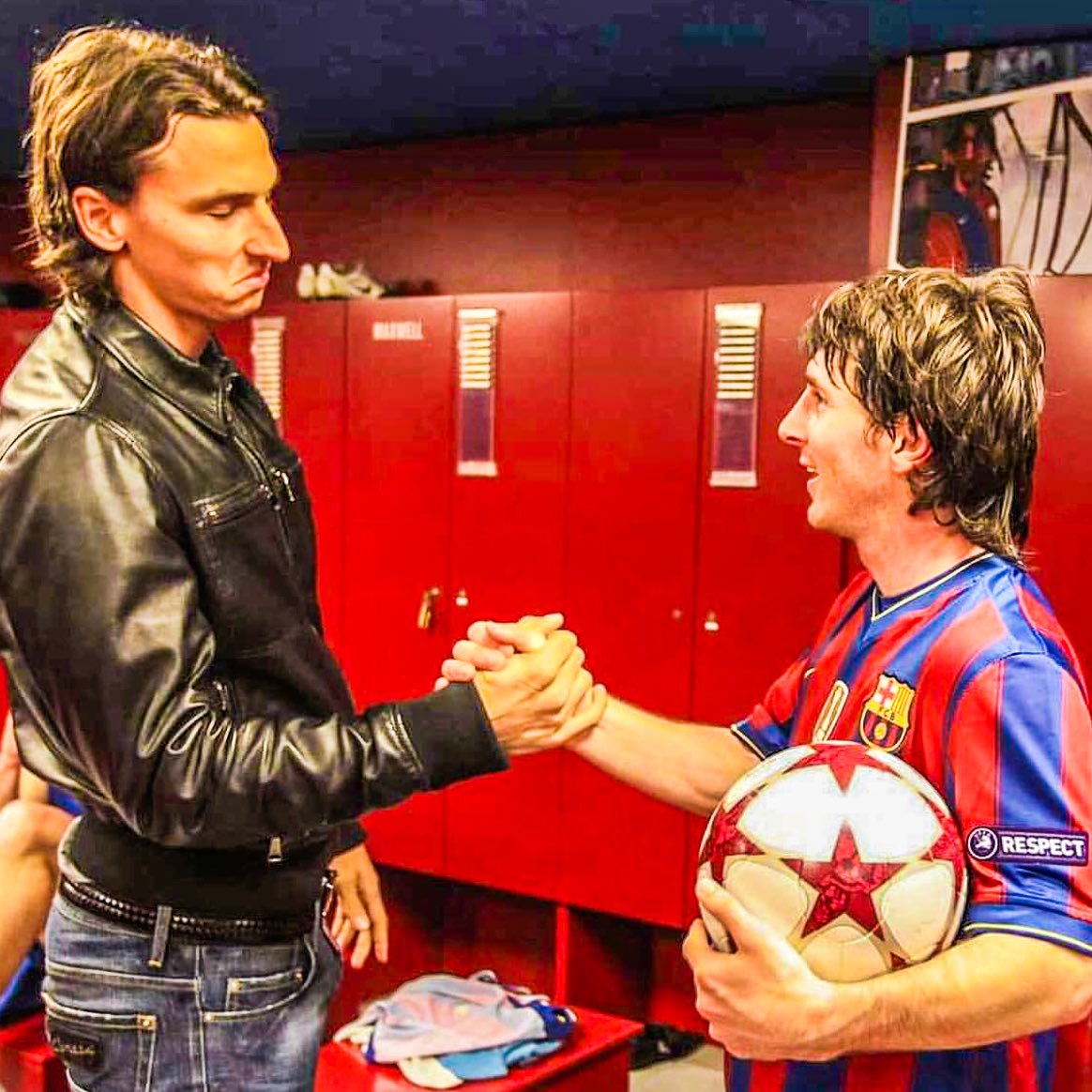 eurofootcom's tweet image. 😂🗣️ Zlatan Ibrahimović: "In 2010, before the Champions League return match against Arsenal, I suffered a right leg injury." 

"I had to be out for the return match after 2-2 in the first leg, where I had scored 2 goals for Barcelona." 

"Before the second leg, I went to see…