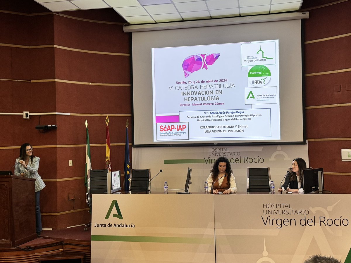 Inmersos en la mesa de #EHmet en las enfermedades hepáticas moderada por Dra. Ana Lucena y Dra. Isabel Carmona. 
#VI_CátedraHepatologia 

👉 @MaraJesspareja1 nos da la visión de precisión del patólog@ en colangiocarcinoma intrahepático.

@sapdes @unisevilla @GileadSciences