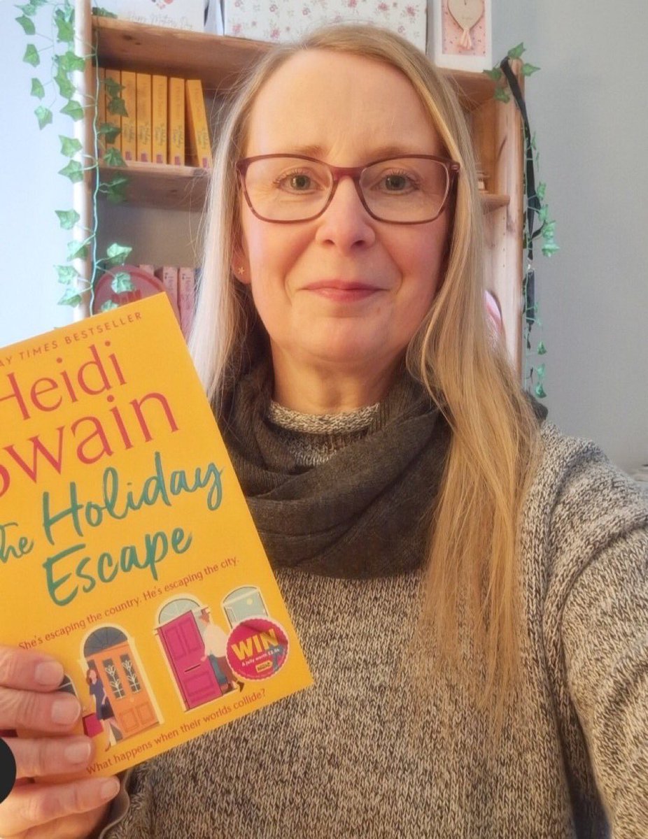 Sunday Times Bestseller @Heidi_Swain is popping into Norwich and visiting @NorwichStones this morning to sign copies of her brand new book THE HOLIDAY ESCAPE