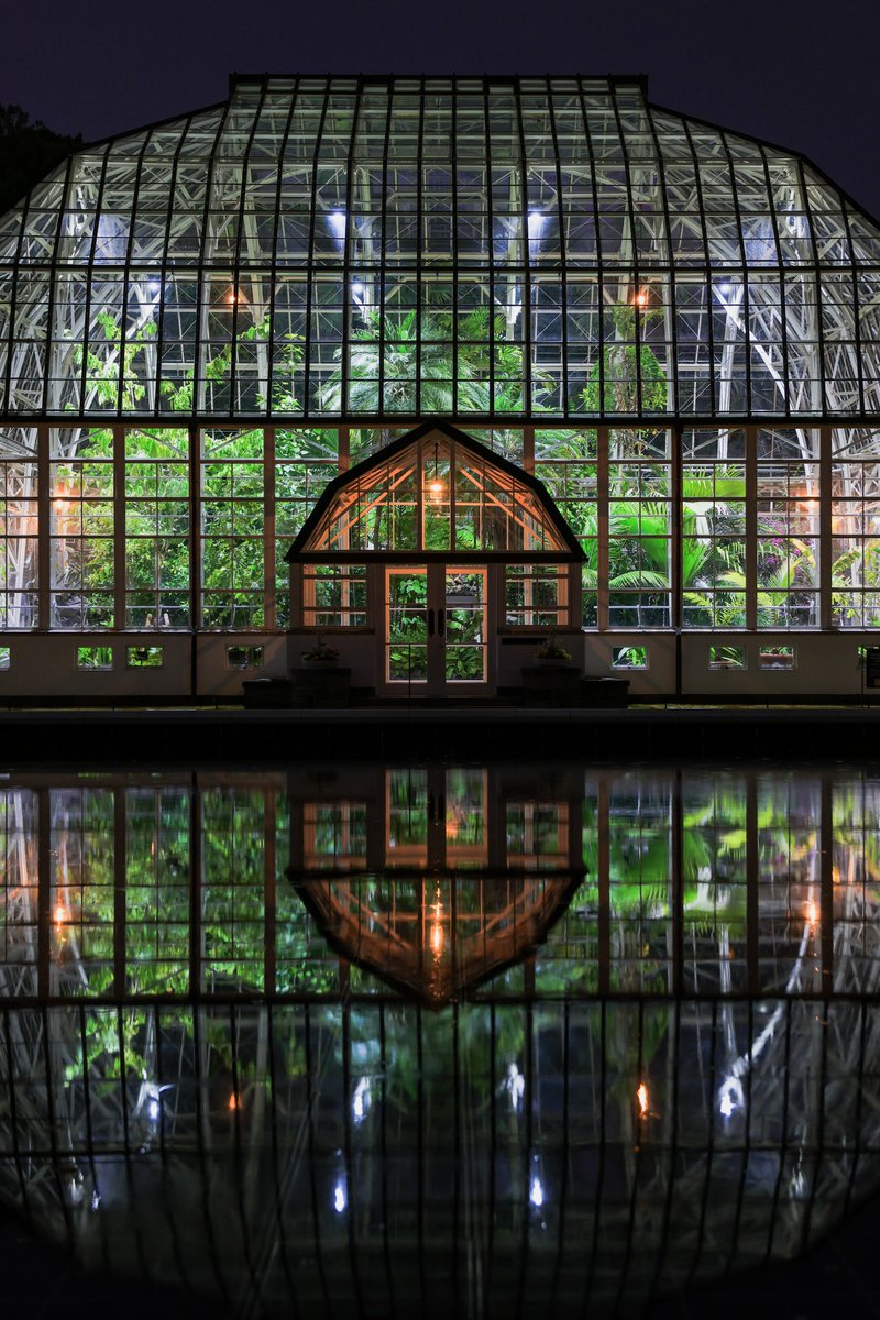 【東洋一の水晶宮】 東山植物園にある日本最古の公共温室のシンメトリーが美しい