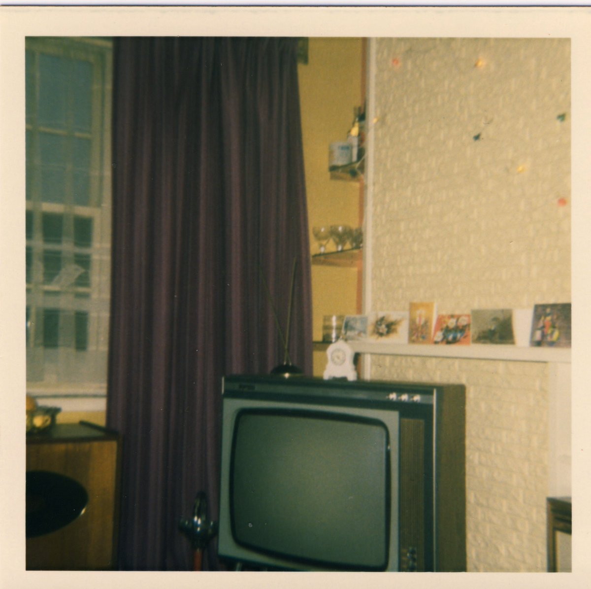 Have a look inside my parent's flat in Mainwaring Court, Armfield Crescemt, Mitcham, in 1977. Using Eric Montague's 1973 photo courtesy of @mertonhistsoc to start off, I narrate my pics of kitchen, hallway and living room. youtu.be/qvdFCm_21qI?si…