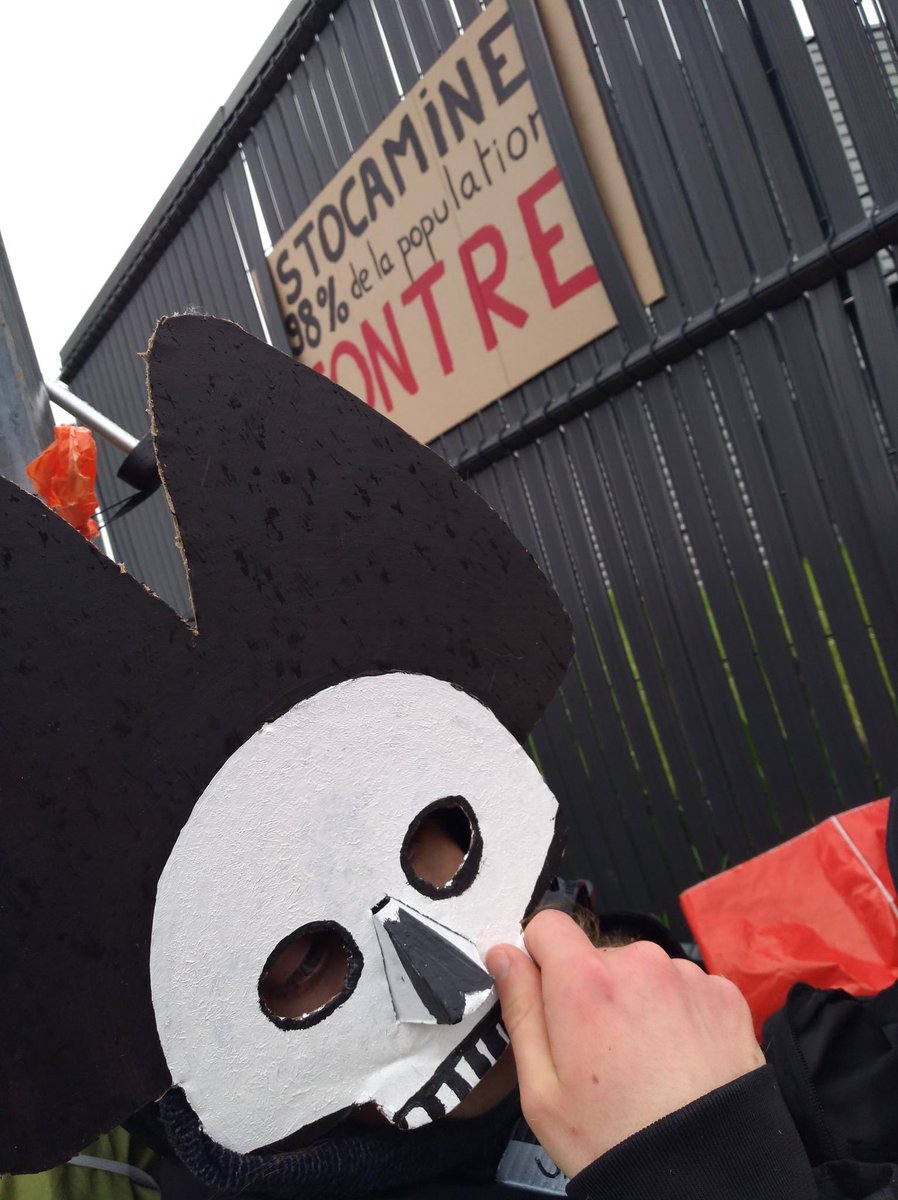 XR_Strasbourg's tweet photo. 🔴 ACTION EN COURS
Des militant.e.s d'Extinction Rebellion #Strasbourg sont cadenassé.e.s par le cou aux grilles de #Stocamine et nos livreur.euse.s vous ont déposé les clés au ministère de l'écologie, @christophebechu. https://t.co/c38i0Mb5JD