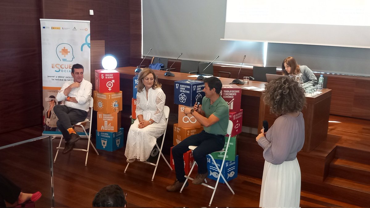 Las #buenaspracticas en #InnovaciónSocial de la #EscuelaSocial @IgualdadAND+@ArrabalAID  siguen en @MuseoMalaga con José Manuel @Ascdiresociales, Susana Castanera, alcaldesa de #Allo quien presenta #LaBodega y @JulenEtxebeste, de Asociación Humani e impulsor de  innovación.