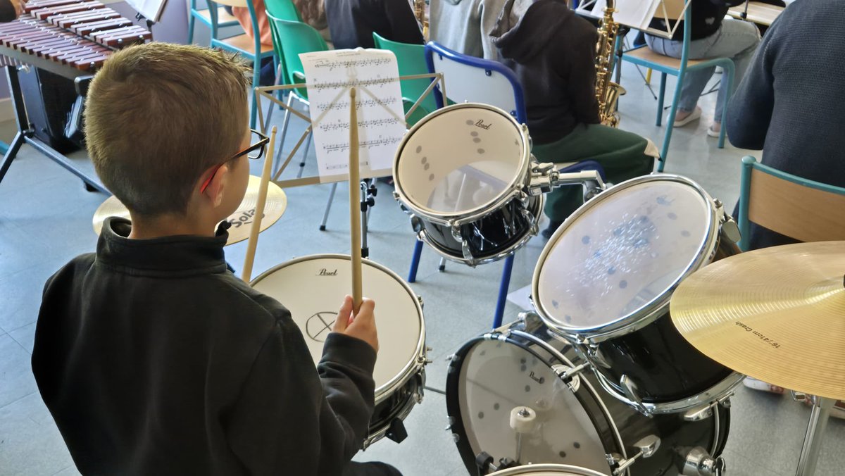 🎵 Un vendredi en musique grâce à la classe @Orchestreecole de l'école Le Guerissa en partenariat avec la mairie #Lannemezan : l'accès à la #culture pour combattre les inégalités et pour travailler les compétences transversales utiles dans l'apprentissage des savoirs fondamentaux