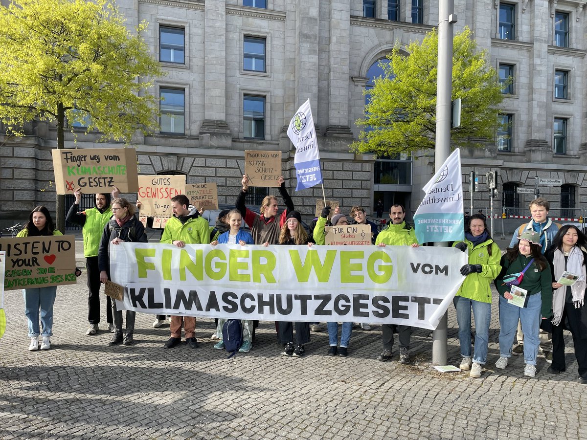 Wir stehen heute vor dem Bundestag und machen den Abgeordneten beim Reingehen klar, was heute auf dem Spiel steht: Dem neuen Klimaschutzgesetz mit Abschaffung der Sektorziele zuzustimmen, bedeutet die Verbindlichkeit aus dem Klimaschutzgesetz zu nehmen. 🌎🔥