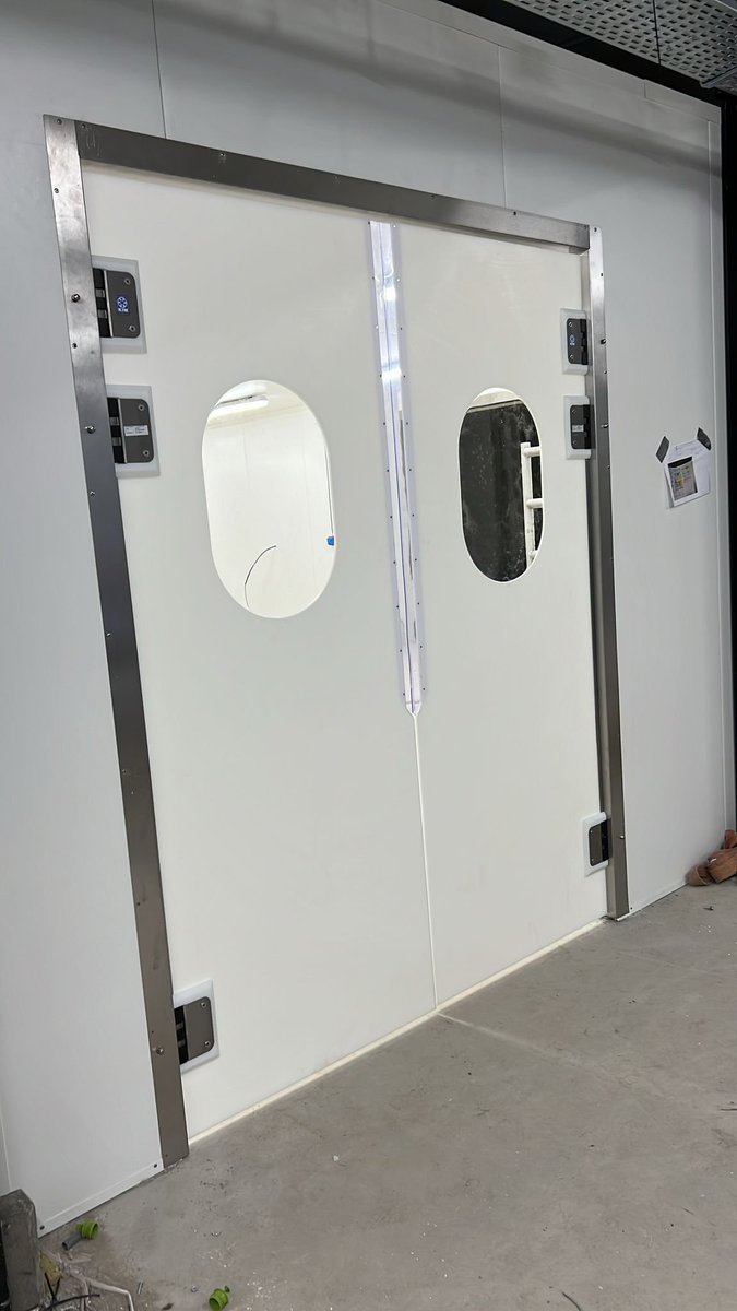 SlagerijvGuilik's tweet photo. BOUW UPDATE: Ook binnen schiet het mooi op! De binnenwanden zijn geplaatst op de begane grond, loopdeuren zitten erin en de eerste vloeren staan in de coating. https://t.co/B6DQxJjiZ3