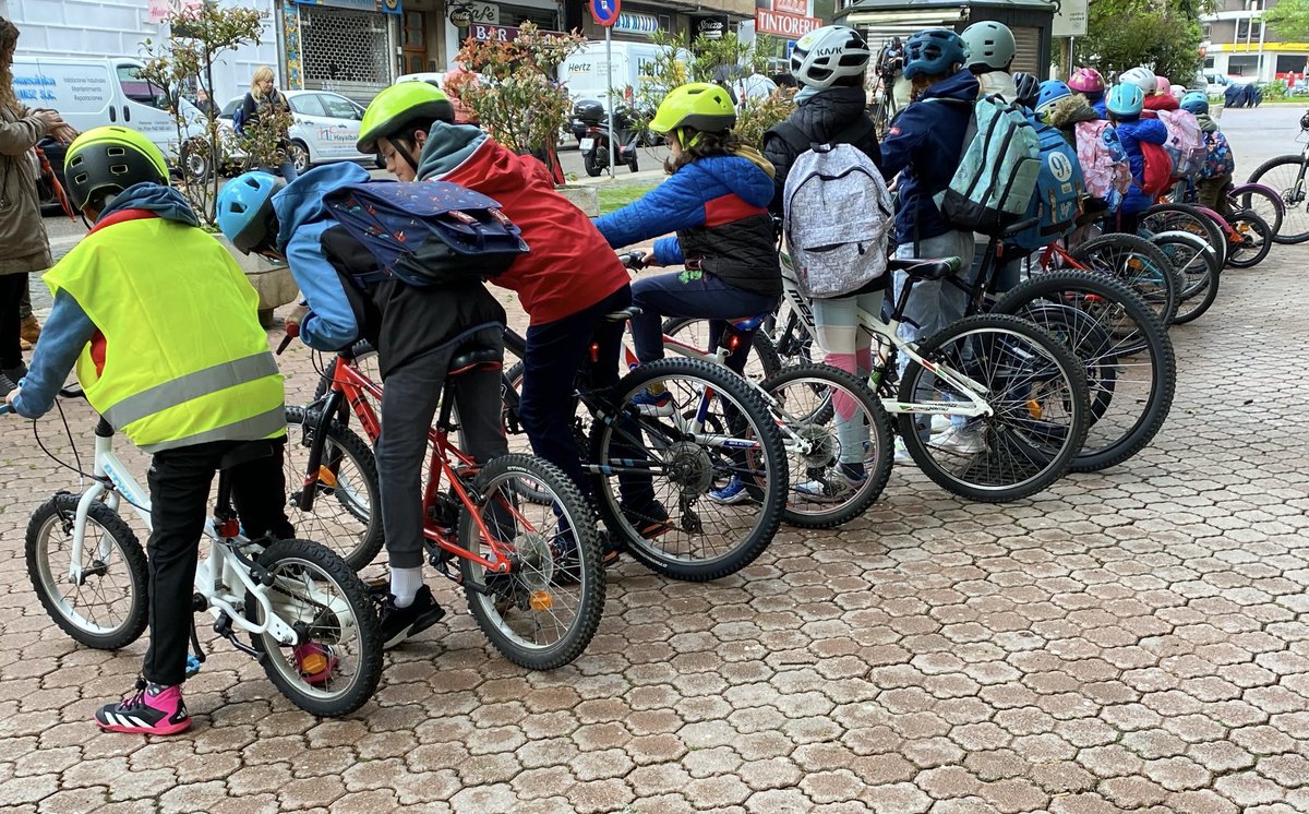 Hoy el @CeipCisneros @ampa_cisneros sigue dando ejemplo en pro de una #MovilidadSostenible #BiciBus para #Santander La salud de las personas es lo que importa @gemaigual @Agunavarro Y ahora calle Cisneros cerrada, el alumnado jugando sin coches #StreetForKids Todo un ejemplo