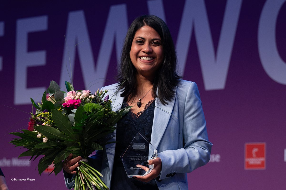 Sahana Shastry wurde mit dem Young Engineer Woman Award ausgezeichnet. Ihr Projekt beinhaltet die Themen #Nachhaltigkeit und #Weltraum. Wir gratulieren! 🏆 #FEMWORX24 #womenintech #womenintechnology #womeninSTEM #HM24