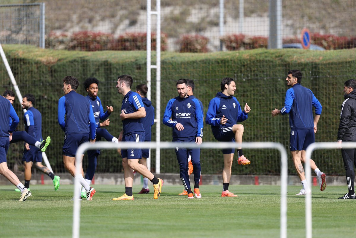 El equipo ya se ejercita en Tajonar. 🔛 #GranadaOsasuna