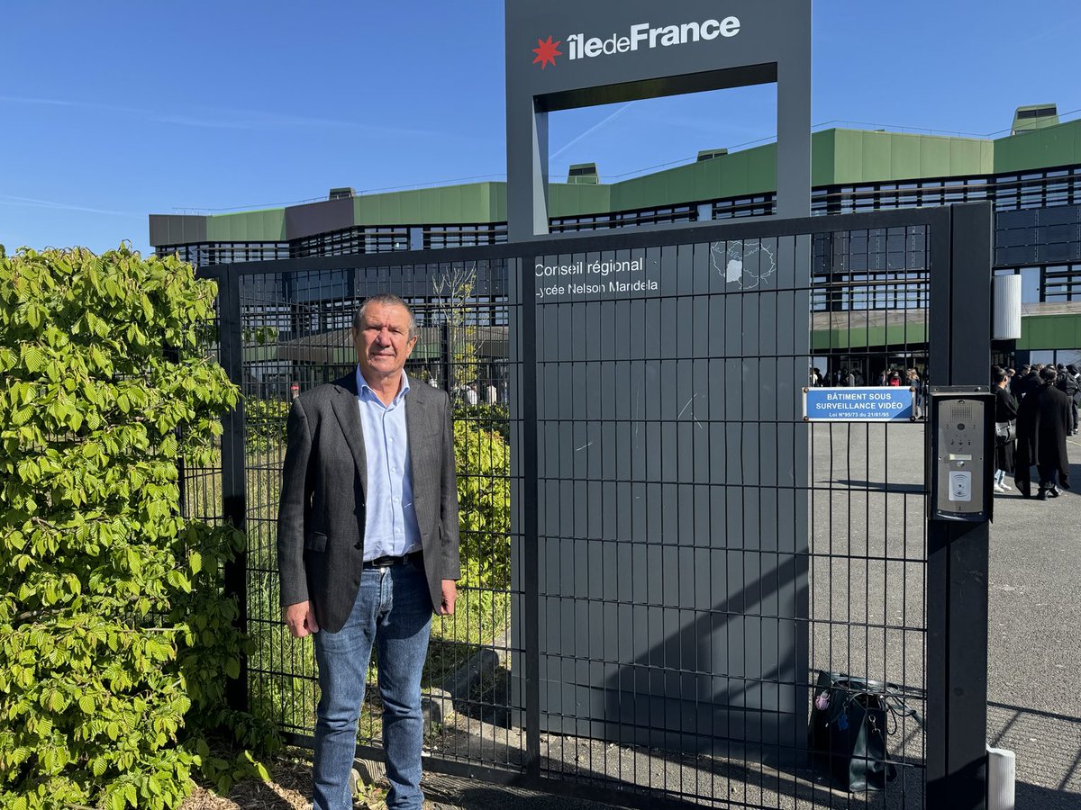 Je me suis rendu dans le lycée Nelson-Mandela d’Etampes pour évoquer l’action de la région Île-de-France. Dans les deux lycées d’Etampes, avec ⁦<a href="/vpecresse/">Valérie Pécresse</a>⁩ et ⁦<a href="/VincentJeanbrun/">Vincent Jeanbrun</a>⁩, nous agissons pour les lycéens d’aujourd’hui et de demain.